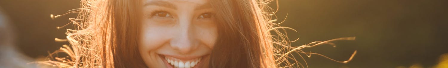 Ung kvinde fotograferet i modlys med rim light